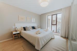 um quarto com uma cama com duas toalhas em Studio Marina by Madeira Best Apartments no Funchal
