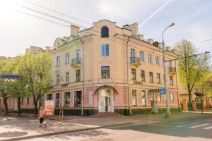 a large building on the corner of a street at City Life Apartments on Pushkinskaya in Brest