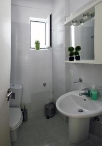 A bathroom at Lalezas Studios