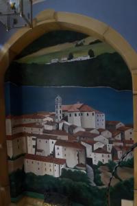 una pintura de un pueblo en una pared en Affittacamere"Il Portale" en Spinoso