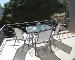 A balcony or terrace at Lalezas Studios Még 13 kép