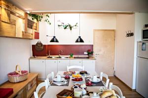 una cocina con una mesa con comida. en B&B Casa sul Lago - Appartamenti, en Calceranica al Lago