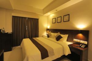 เตียงในห้องที่ All Season’s D’Fort Ayurvedic Resort