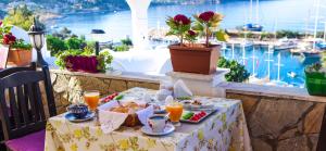 einen Tisch mit Nahrung und Blick auf das Wasser in der Unterkunft Kleo Boutique Otel Kalkan in Kalkan