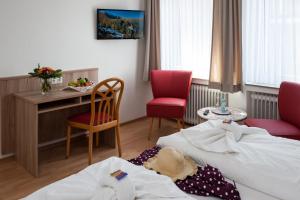 a hotel room with a bed and a table and chairs at An't Yachthaven in Harlesiel