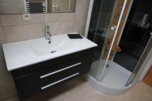 Ένα μπάνιο στο Appartement Courcelles