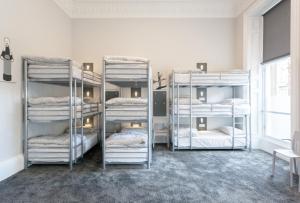 En eller flere senger på et rom på West End Hotel