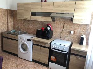 a kitchen with a washing machine and a washer at Apartament Bella in Jurilovca