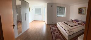 sypialnia z łóżkiem i korytarzem w obiekcie Apartments M&M TERZIC w Poreču