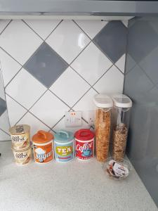un estante en un refrigerador lleno de contenedores de comida en Rooftop Apartments, en Belfast