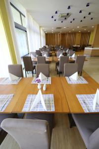 Hotel Donat - All Inclusive في زادار: غرفة طعام مع طاولات وكراسي في مبنى