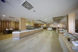 - un restaurant avec une ligne de buffet dans une grande salle dans l'établissement Hotel Donat - All Inclusive, à Zadar