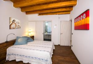 um quarto com uma cama e um quadro na parede em Casa di Nonno Mariano em Motta Camastra