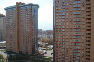 ウファにあるSmart Apartmentの街中の高層ビル2棟の眺望