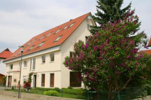 een groot wit huis met een rood dak bij Waldvogel Ferienzimmer klimatisiert in Immenstaad am Bodensee