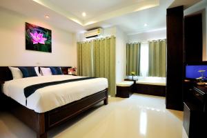 
A bed or beds in a room at Ruen Buathong Boutique Hotel - SHA Certified
