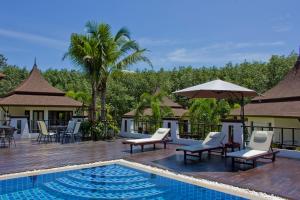 Bazén v ubytování Leelawadee Garden Resort nebo v jeho okolí