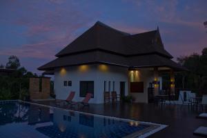 Bazén v ubytování Leelawadee Garden Resort nebo v jeho okolí