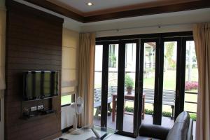 sala de estar con TV y patio en Leelawadee Garden Resort, en Ao Nam Mao