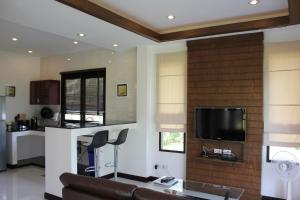 TV a/nebo společenská místnost v ubytování Leelawadee Garden Resort
