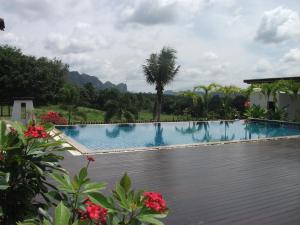 Bazén v ubytování Leelawadee Garden Resort nebo v jeho okolí