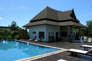 Bazén v ubytování Leelawadee Garden Resort nebo v jeho okolí