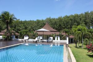 Bazén v ubytování Leelawadee Garden Resort nebo v jeho okolí