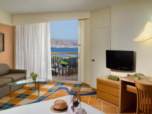 TV a/nebo společenská místnost v ubytování Dan Eilat Hotel