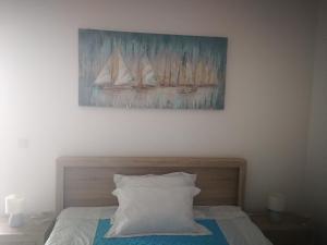 1 dormitorio con 1 cama con una pintura en la pared en Apartments La Dolce Vita en Herceg-Novi