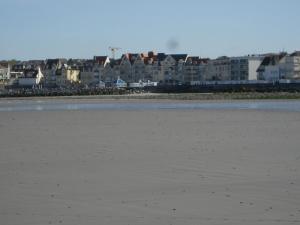 a view of the beach with buildings in the background at Chez Isa in Saint-Martin-Boulogne +7 photos