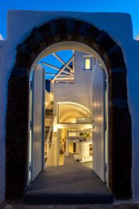 un arco con una porta aperta in una casa di Christina's Cave House a Firà