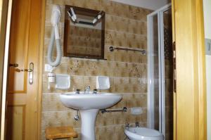 a bathroom with a sink and a shower at Casettina delle Dolomiti in Mezzano