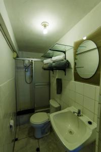 A bathroom at Apartment & Rooms Cusco