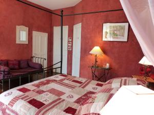 une chambre avec un lit et un salon dans l'établissement Mas des Bougainvillees, à Sernhac