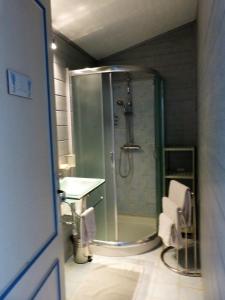 une salle de bain avec douche et lavabo dans l'établissement Mas des Bougainvillees, à Sernhac 19 autres photos