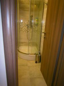 bagno con doccia e porta in vetro di Room Vilma a Komiža