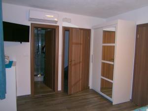 Φωτογραφία από το άλμπουμ του Room Vilma σε Komiža