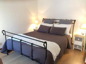 ヴィテルボにあるLulù Bed & Dreamsのベッドルーム1室(大型ベッド1台、ランプ2つ付)