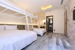 um quarto de hotel com duas camas e uma escada em MINI HOTELS (Taichung Station Branch) em Taichung