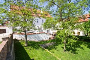 eine Luftansicht eines weißen Hauses mit Bäumen in der Unterkunft Monastery Hotel in Prag