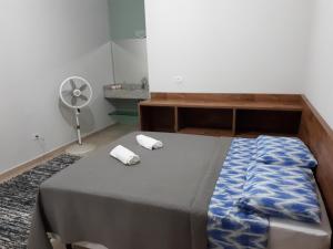 Postel nebo postele na pokoji v ubytování Chácara Leolud