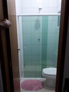 uma casa de banho com um chuveiro, um WC e um tapete em Chácara Leolud em Socorro mais 37 fotografias