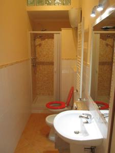 チビタベッキアにあるRelax B&bのバスルーム(トイレ、洗面台、シャワー付)