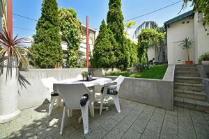 una mesa blanca y sillas en un patio en Apartment with fireplace and terrace en Zagreb