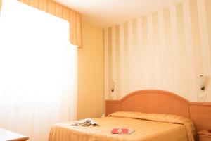 Posteľ alebo postele v izbe v ubytovaní Hotel Katy