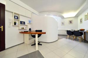 um corredor com uma mesa e cadeiras num quarto em Apartment with fireplace and terrace em Zagreb