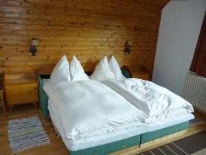 Un pat sau paturi într-o cameră la Apartment Prodinger