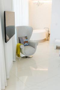 Bathroom sa Mondrian Doha