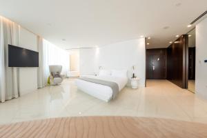 TV at/o entertainment center sa Mondrian Doha