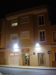 un edificio en una calle por la noche en Hostal El Estudio, en Almansa